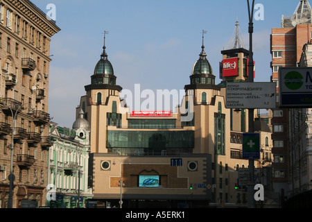 Architecture moderne et classique se marient dans les rues animées de Kiev. Banque D'Images