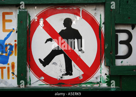 Signe « No Entry » porté au milieu des graffitis, symbolisant la restriction urbaine. Banque D'Images