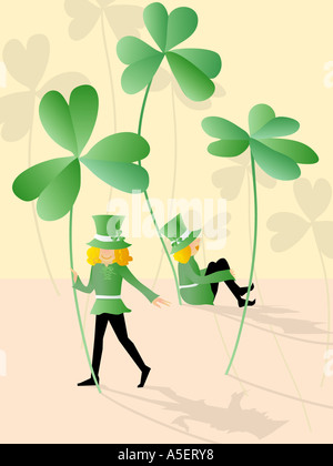 Deux trèfles holding leaf farfadet Banque D'Images