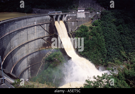 Barrage ouvert dans le typhon. Shiiba, Kyushu, Japon Banque D'Images