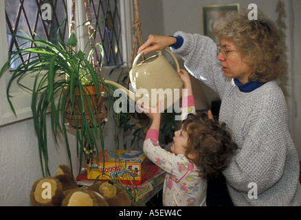 Les jeunes plantes de l'eau Maman aide à l'enfance Banque D'Images