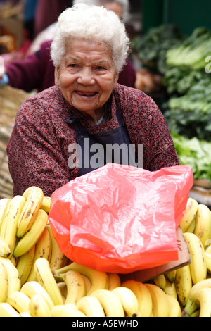 Hong Kong, Kowloon, vieille femme vendant des bananes dans le marché, Chine Banque D'Images