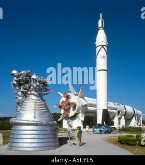 Jardin avec fusée Saturne 1 moteur en premier plan, au Centre spatial Kennedy, à Cap Canaveral, Floride, USA Banque D'Images