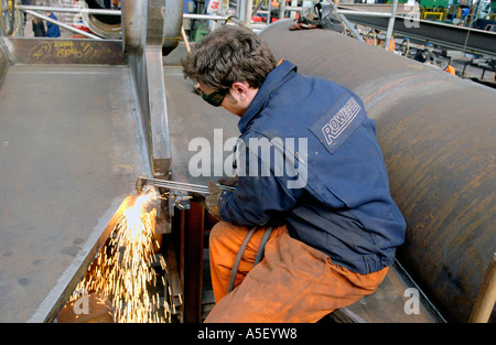 Fabriquer des ingénieurs dans le cadre d'un cycle et d'assise en acier pont à traverser la rivière Usk à Newport Gwent South Wales UK Banque D'Images