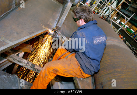 Fabriquer des ingénieurs dans le cadre d'un cycle et d'assise en acier pont à traverser la rivière Usk à Newport Gwent South Wales UK Banque D'Images