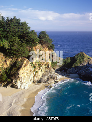 McWay cascade Cove et Julia Pfeiffer Burns State Park California USA Banque D'Images