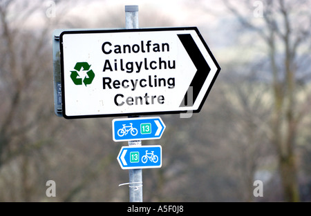 Affiche bilingue au recyclage Centre à Trawsfynydd Gwynedd au nord du Pays de Galles UK GO Banque D'Images