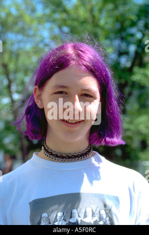 Autre garçon de 14 ans avec des cheveux violet dans le coeur de la bête peut jour Festival et défilé. Minneapolis Minnesota USA Banque D'Images