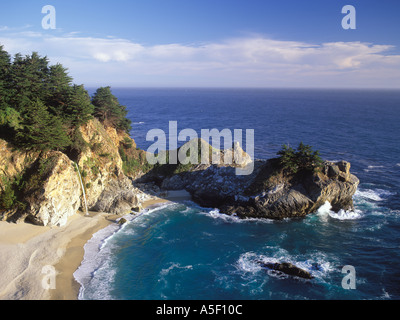 McWay cascade Cove et Julia Pfeiffer Burns State Park California USA Banque D'Images