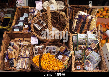 Variété de nourriture et de fruits séchés en vente, Londres, Angleterre, Royaume-Uni Banque D'Images