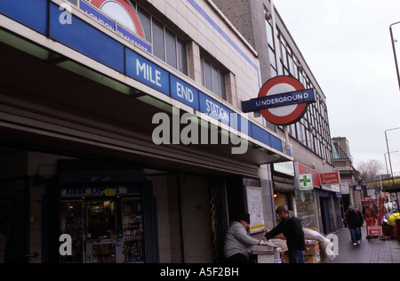 La station de métro de Mile End à Londres Banque D'Images
