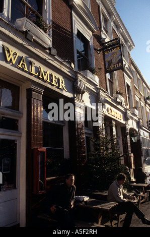 Clients assis à l'extérieur du château Walmer dans Notting Hill Gate London Banque D'Images