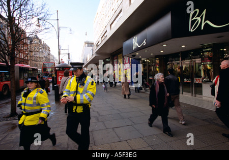 Les piétons sur l'Oxford Street Londres Banque D'Images