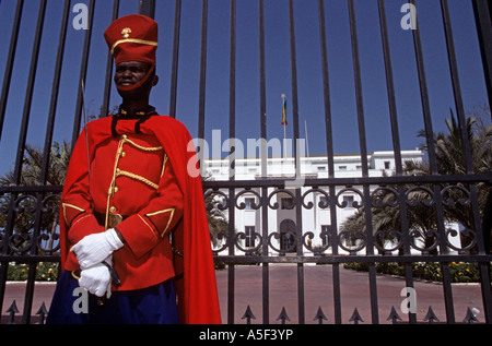 Un soldat monte la garde devant le Président s Palace à Dakar (Sénégal) Banque D'Images