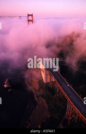 La Californie San Francisco Vue aérienne de Golden Gate Bridge enveloppé dans les nuages Banque D'Images