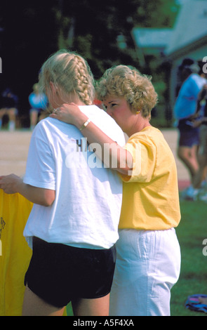 Mère fille réconfortant à suivre rencontrez l'âge de 15 et 35. St Paul Minnesota USA Banque D'Images