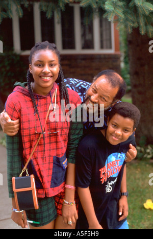 Happy African American family visiting du Mali Afrique papa l'âge de 60 ans les enfants âgés de 16 et 14. St Paul Minnesota USA Banque D'Images