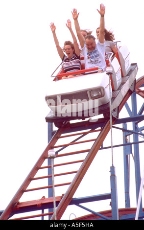 Famille montagnes russes au state fair avec les bras les parents d'âge 40 et 35 filles de l'adolescence 14 et 16. St Paul Minnesota USA Banque D'Images