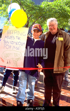 Garçon à la cérémonie pour les bénévoles avec l'agent de l'âge de 50 et 14. Minneapolis Minnesota USA Banque D'Images