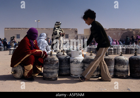 Les réfugiés sahraouis de Tindouf en Algérie de l'Ouest la collecte des bouteilles de gaz Banque D'Images