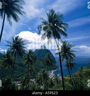 Vue à travers la vallée de palmiers à Soufrière sur la ville avec Petit Piton en arrière-plan St Lucie dans les Caraïbes Banque D'Images