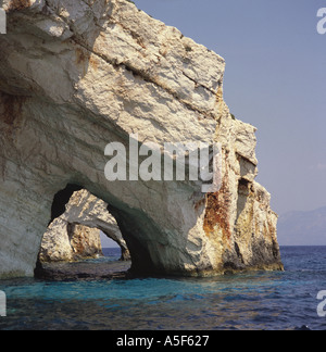 Voir au niveau de la mer à travers la mer côtière spectaculaire des voûtes de Schinari sur la côte du Nord-Est de l'île de Zakynthos les îles Grecques Banque D'Images