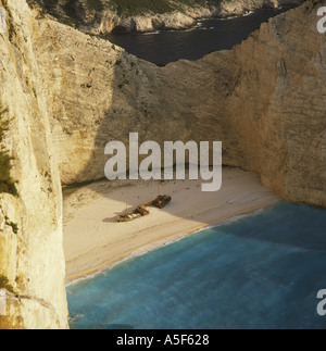 Plage de sable spectaculaires et cove de Shipwreck Bay, en fin d'après-midi tranquille sur la côte ouest de l'île de Zakynthos Grèce Banque D'Images