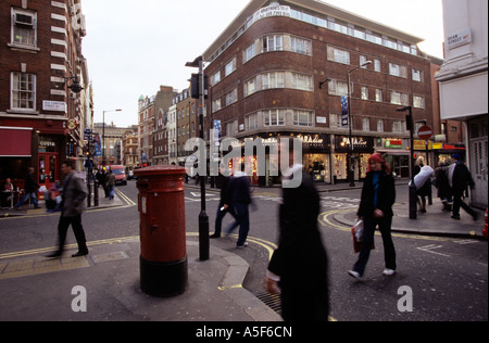 Une scène de rue à Londres Soho Banque D'Images