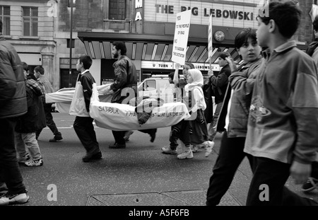 Enfants portant mock coffin au cours de l'Irak mais pro démonstration anti Saddam Londres Banque D'Images