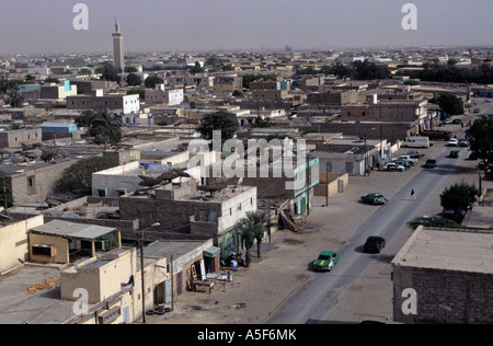 Vue urbaine avec des bâtiments de faible hauteur et road, Nouakchott, Mauritanie, Afrique Banque D'Images