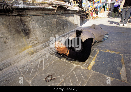 Femme de payer ses respects au Monkey Temple, Katmandou, Népal Banque D'Images