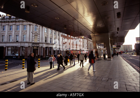 Les gens qui marchent dans les rues de Londres Vauxhall Banque D'Images