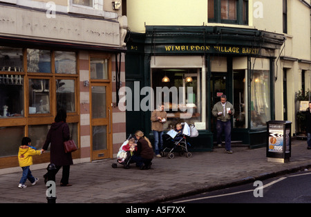 Les mères et les bébés dans leurs poussettes à l'extérieur une boulangerie à Londres Wimbledon Banque D'Images