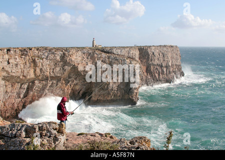 Les hautes falaises au sein de la Forteresse de Sagres en Algarve au Portugal avant pêcheur Banque D'Images