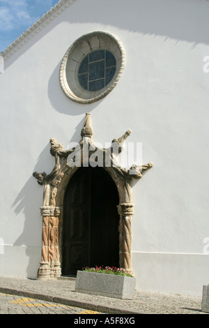 Porte d'entrée de l'église paroissiale de style manuélin à Monchique Algarve Portugal Europe Banque D'Images