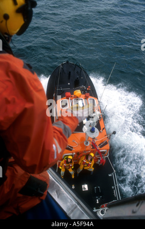 L'hélicoptère de recherche et sauvetage de la Garde côtière donnant sur un bateau de sauvetage de la RNLI Banque D'Images