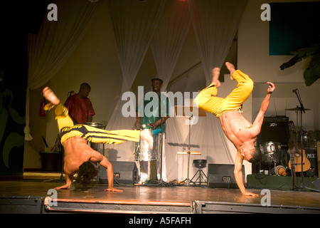 Les hommes d'effectuer une danse appelée arts martiaux Capoeira dans une boîte de nuit à Sao Paulo Brésil Banque D'Images