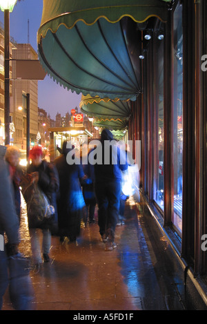 Scène de rue typique à l'extérieur de Harrods, Brompton Road Knightsbridge Royal Borough de Kensington et Chelsea Londres Angleterre Banque D'Images