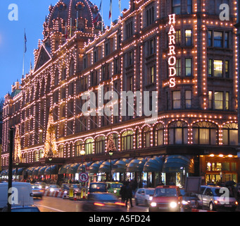 Harrods illuminé la nuit, Brompton Road, Knightsbridge, Royal Borough de Kensington et Chelsea, Londres, Angleterre, Royaume-Uni Banque D'Images