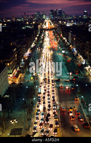 Une vue sur les Champs Elysées prises à partir de l'Arc de Triomphe à Paris, France Banque D'Images