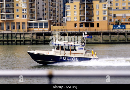 Un bateau de police sur la Tamise à Londres, Angleterre Banque D'Images