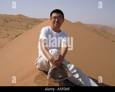 Wahiba Sands, Sharqiya, Oman, visiteur étranger erre sur les dunes de sable sans fin Banque D'Images