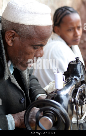 Addis Abeba, Ethiopie, couture homme musulman dans la rue avec une vieille machine Banque D'Images