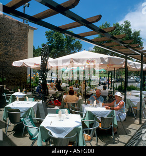 Le restaurant-terrasse dans la vieille ville (Zona Velha), Funchal, Madeira, Portugal Banque D'Images