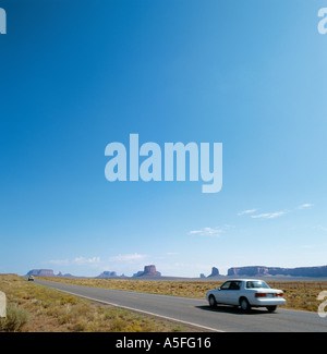Voiture sur la route ouverte par Monument Valley, Arizona/Utah, États-Unis Banque D'Images