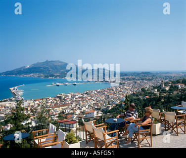 Terrasse de restaurant avec vue panoramique sur le port, la ville de Zakynthos, Bochali, Zakynthos (Zante), îles Ioniennes, Grèce Banque D'Images