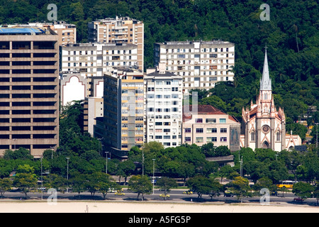 L'église et de bâtiments modernes le long de la mer à Rio de Janeiro Brésil Banque D'Images