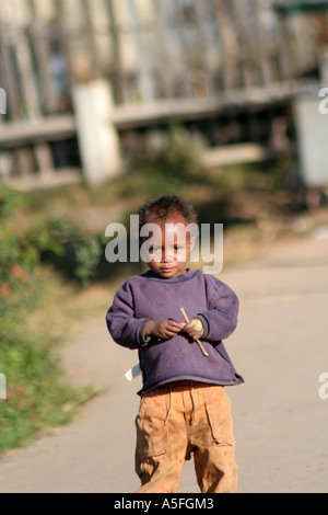 Jeune garçon à Antananarivo, Madagascar Banque D'Images
