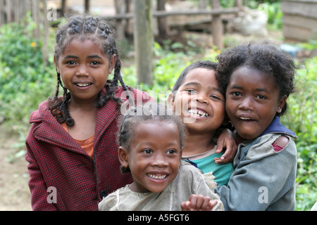 Les enfants en milieu rural à Andasibe, Madagascar Banque D'Images