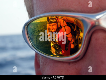 Leigh Cunningham vu dans le reflet de lunettes en préparation pour le record du monde de plongée sur épave profonde Sharm Egypte 1105 Banque D'Images